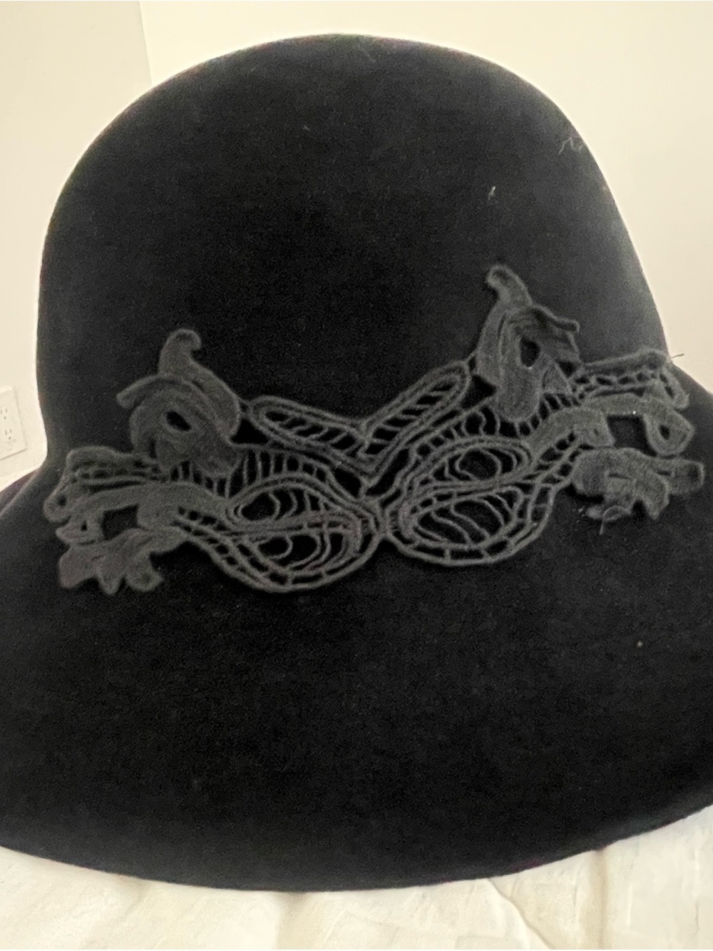 Rare VNTG Helen Kiminski Formed Felt Wide Brim Cloche Lace Embellishment Blk -OS